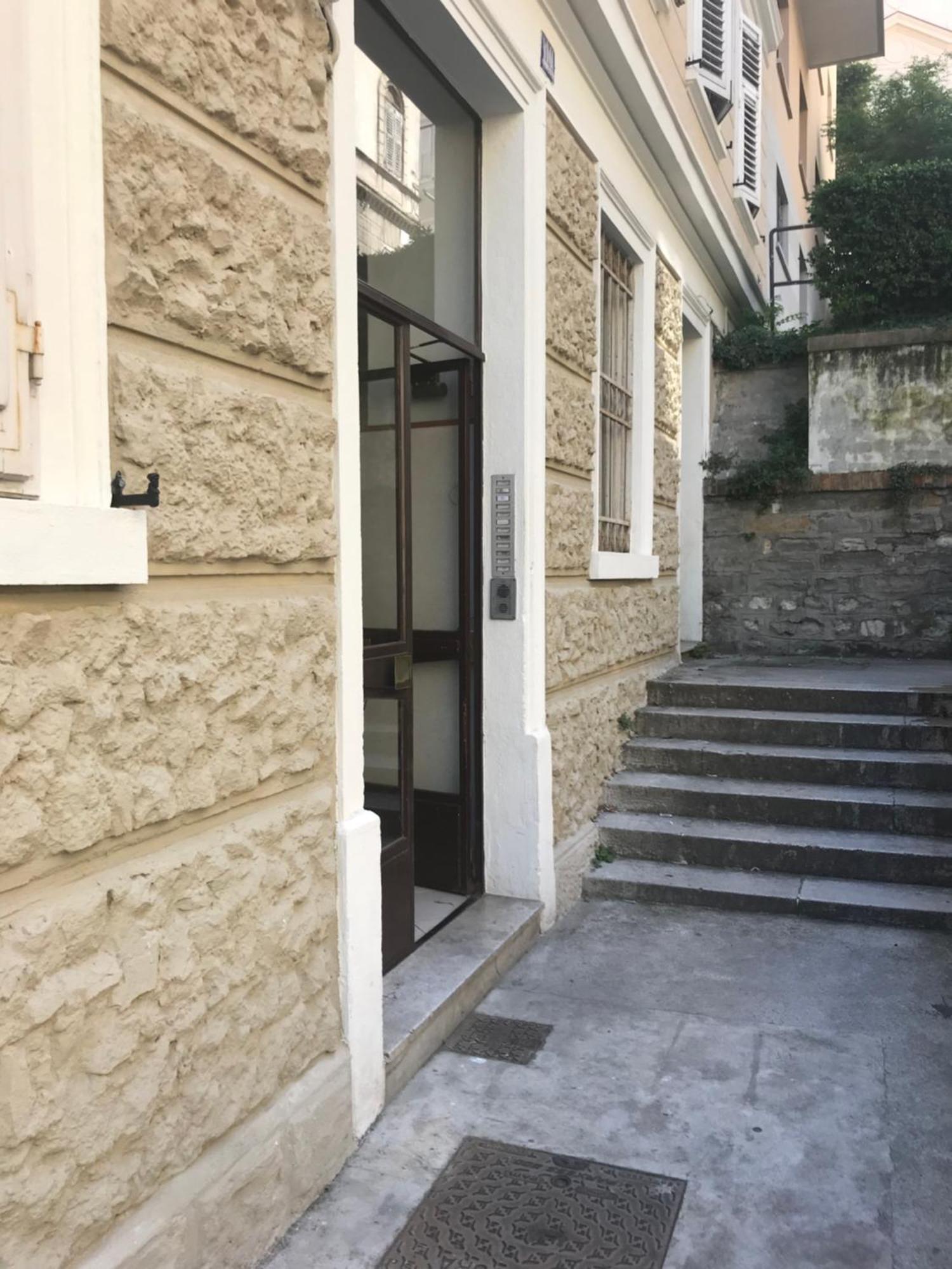 Alla Scalinata Del Teatro Rossetti Parcheggio Trieste Exterior foto