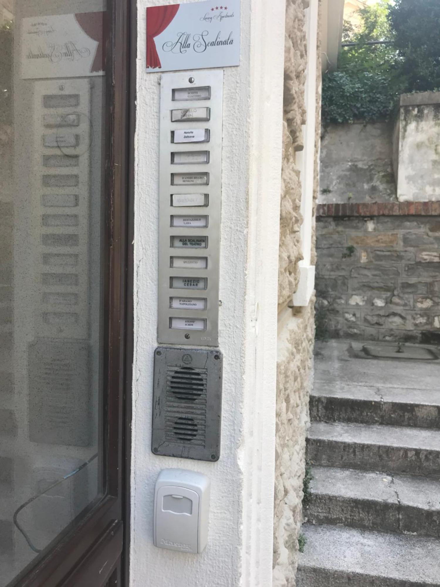 Alla Scalinata Del Teatro Rossetti Parcheggio Trieste Exterior foto